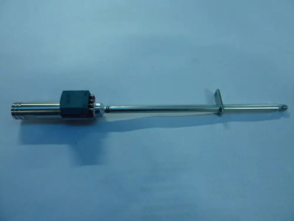 Remeha Düsenstock mit einem metallischen, schlanken Design und einer seitlichen Halterung zur Montage. Geeignet für Anwendungen in Heizsystemen.